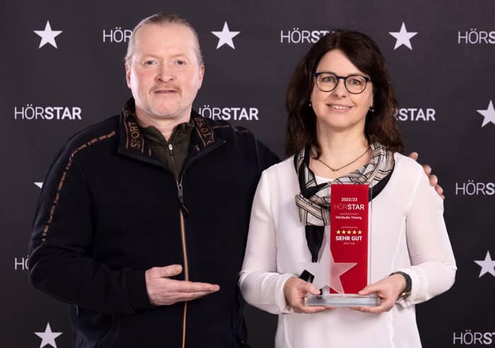 Joey Kelly und Cornelia Rill halten den Premium HoerStar in die Kamera