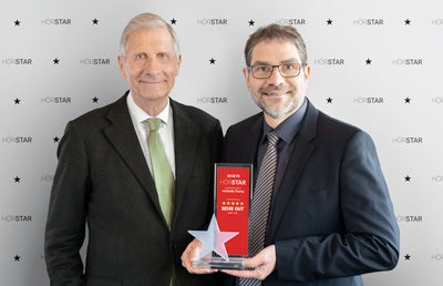 Ulrich Wickert und Stefan Tiesing mit Premium HörStar Pokal